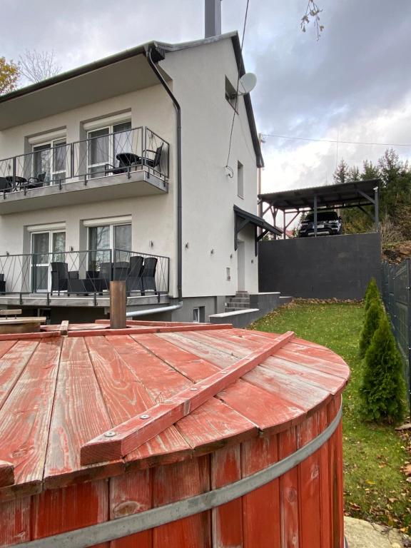 une maison blanche avec un toit rouge dans l'établissement Pompa Villa, à Galyatető