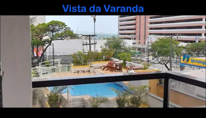 vista su un balcone di un edificio con piscina di Via Venetto Feirinha Beira Mar a Fortaleza