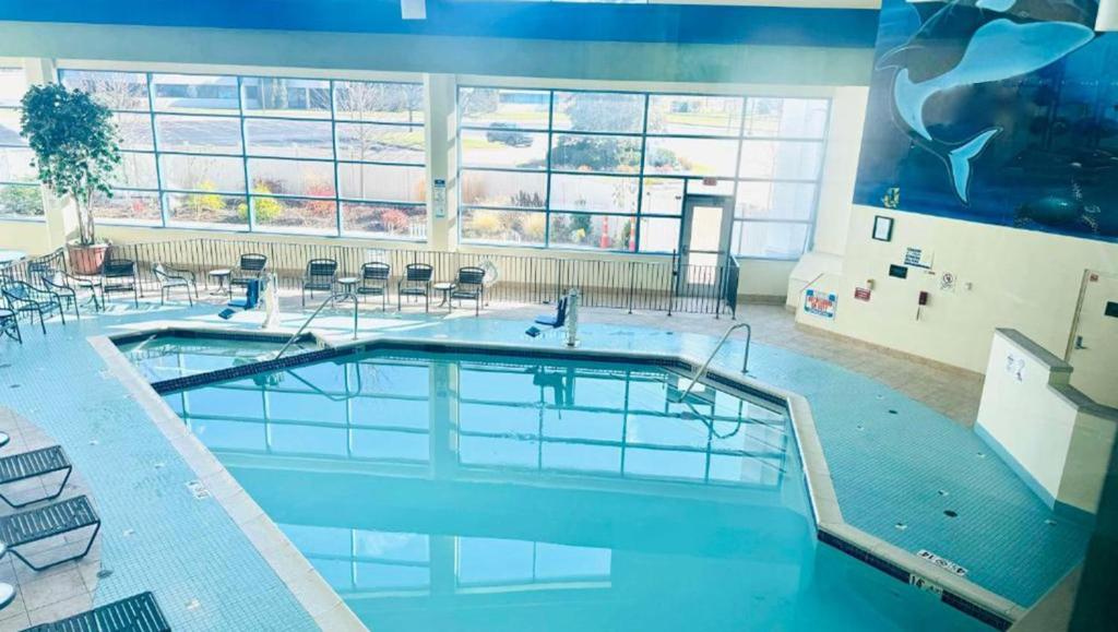 The swimming pool at or close to Gateway Hotel & Convention Center Grand Blanc Flint Airport Michigan