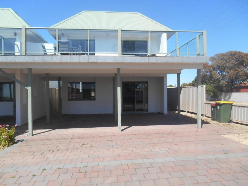 Cette grande maison dispose d'un balcon et d'une terrasse. dans l'établissement Adam's View Ardrossan, à Ardrossan