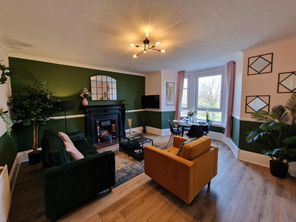 sala de estar con 2 sofás y chimenea en HIL Stays - Baxter Park View, en Dundee