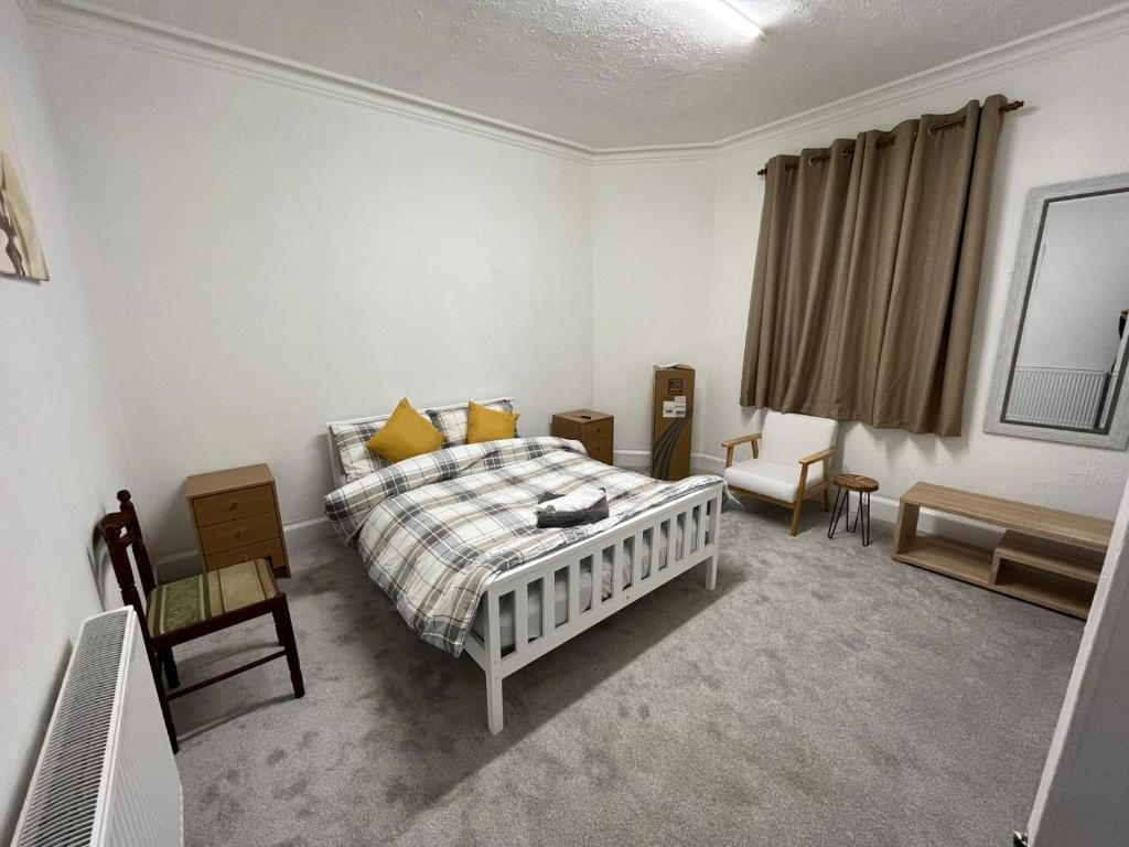Katil atau katil-katil dalam bilik di Luxury 1BR Flat Central Dumfries Self Check-in, Parking, Wi-Fi