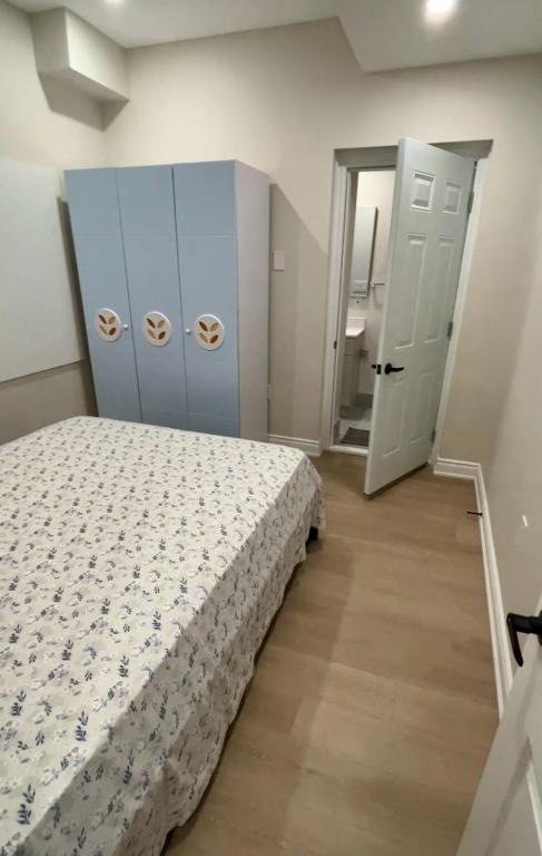 um quarto com uma cama e uma porta com um espelho em 1 Bedroom with attached/private bathroom em Brampton