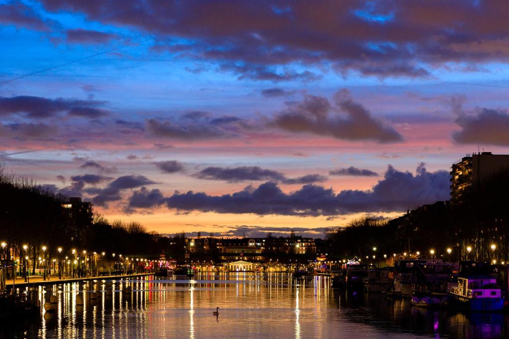 - une vue sur la rivière la nuit éclairée dans l'établissement Parisian Romance Retreat, à Paris