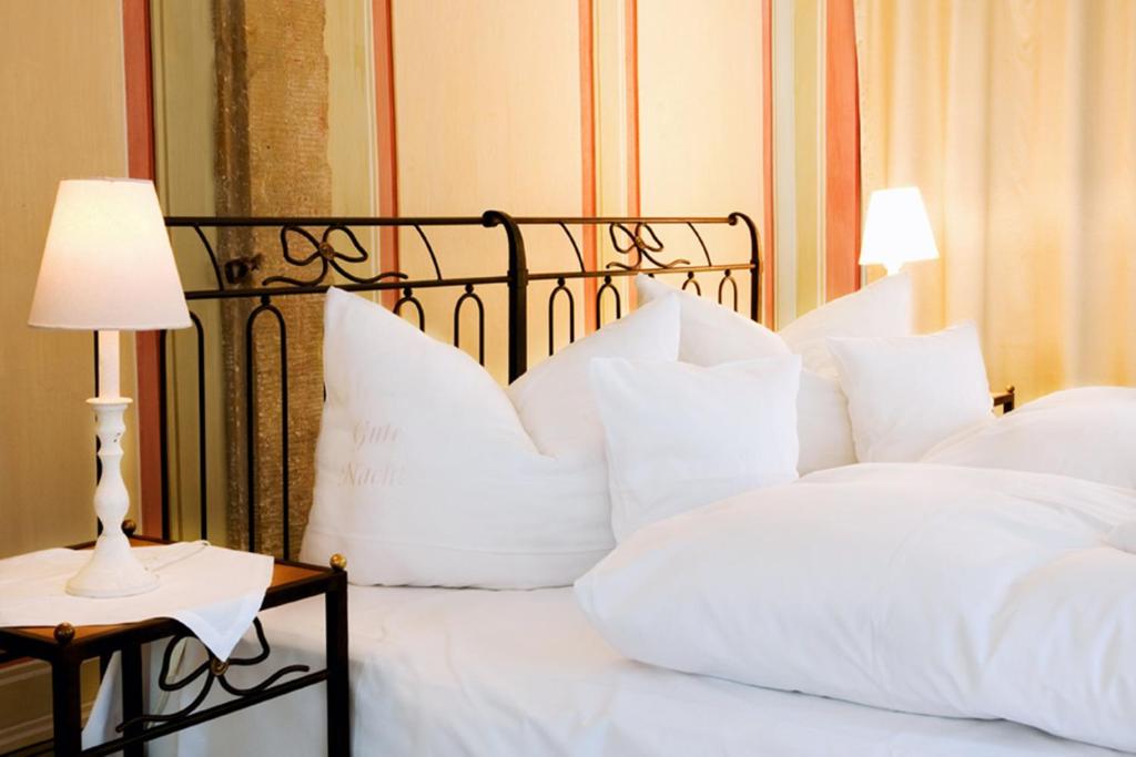 Postel nebo postele na pokoji v ubytování Hotel Villa Sorgenfrei & Restaurant Atelier Sanssouci