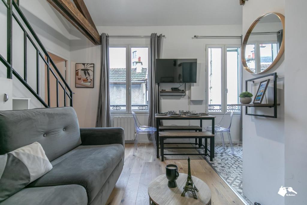 un salon avec un canapé et une table dans l'établissement MBA - Splendide Appart - Patay 3 - Proche Bercy, à Paris