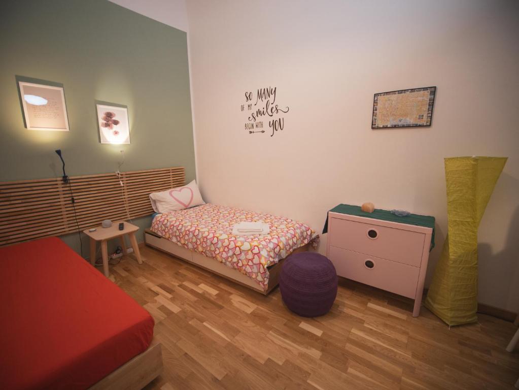 Łóżko lub łóżka w pokoju w obiekcie Itiseasy Palermo 1 e 2 Private Apartments