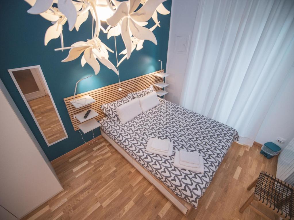 sypialnia z łóżkiem z malowidłem kwiatowym na ścianie w obiekcie Itiseasy Palermo 1 e 2 Private Apartments w mieście Palermo
