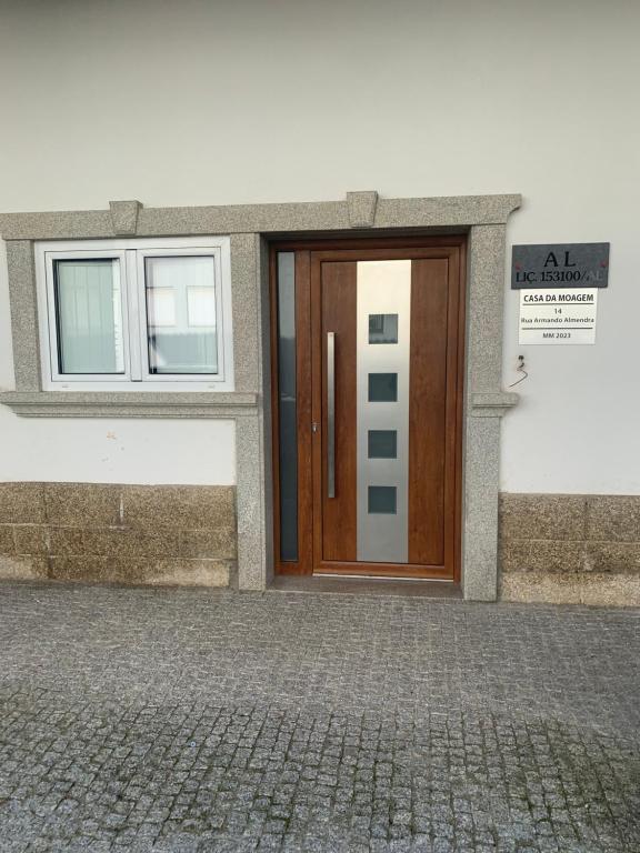una porta di legno sul lato di un edificio di Casa da Moagem a Vinhais