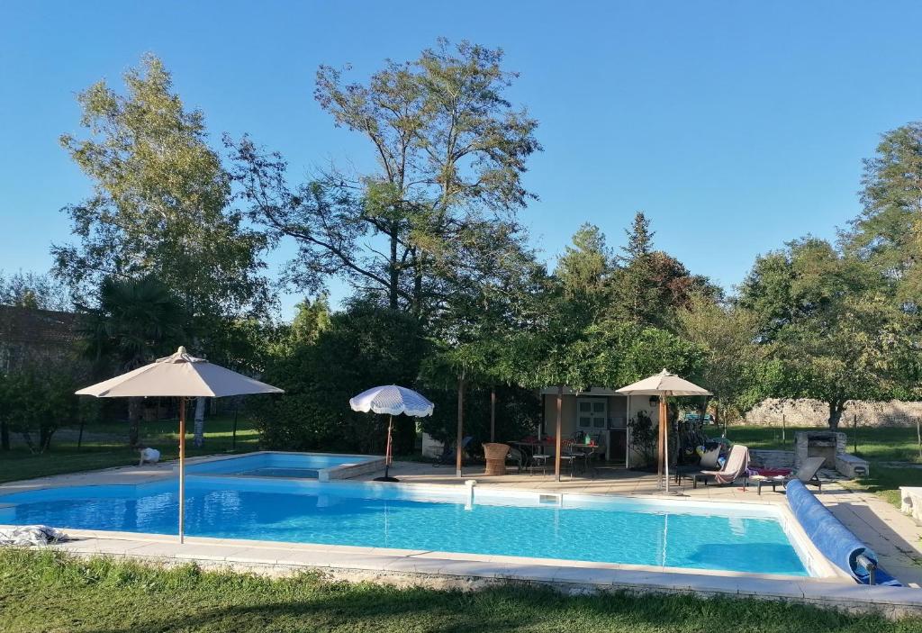 สระว่ายน้ำที่อยู่ใกล้ ๆ หรือใน Lodge in Saint-Ciers-Sur-Bonnieure
