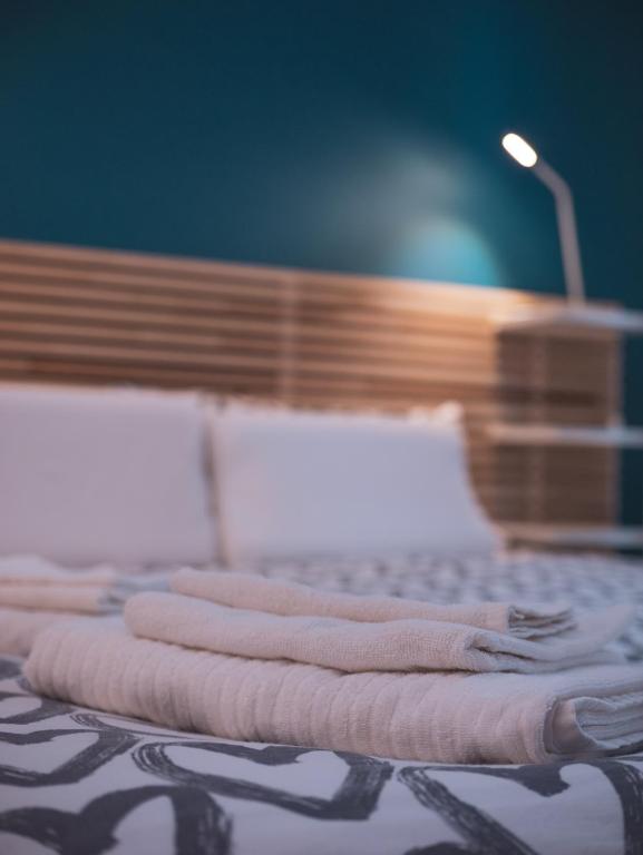 Łóżko lub łóżka w pokoju w obiekcie Itiseasy Palermo 1 e 2 Private Apartments