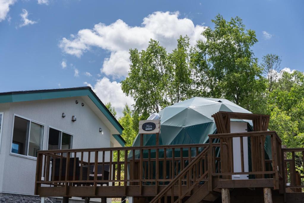 Budova, kde se the luxury tent nachází