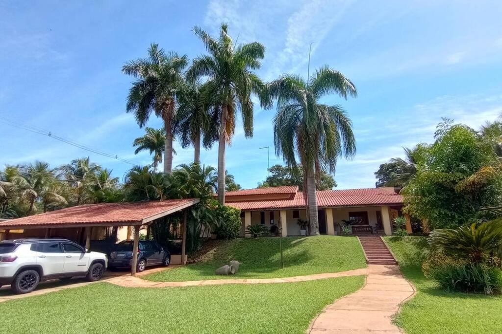 una casa con coches aparcados delante de ella en Linda chácara no Itambé, en Ribeirão Preto