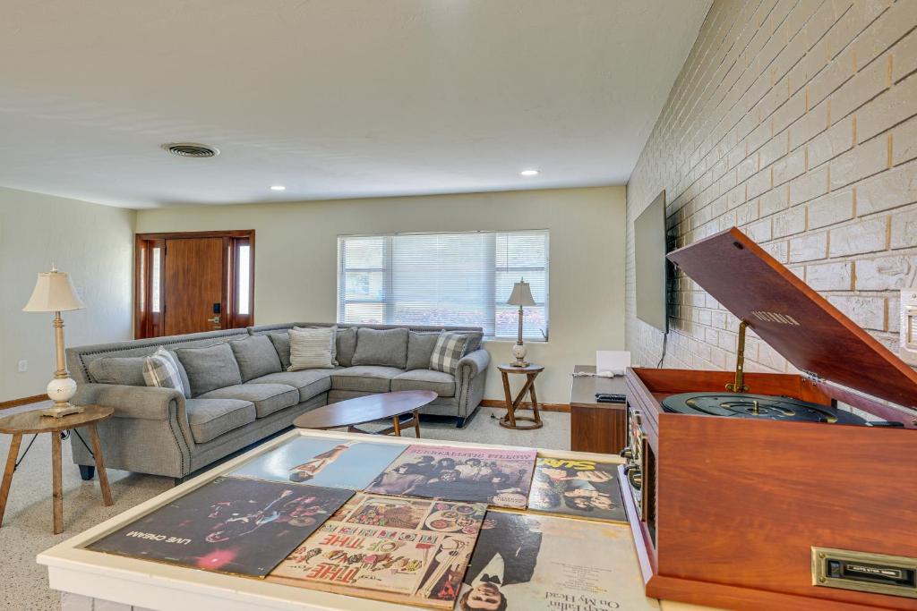 - un salon avec un canapé et une table dans l'établissement Mid-Century Modern Lakeland Retreat with Smart TV!, à Lakeland