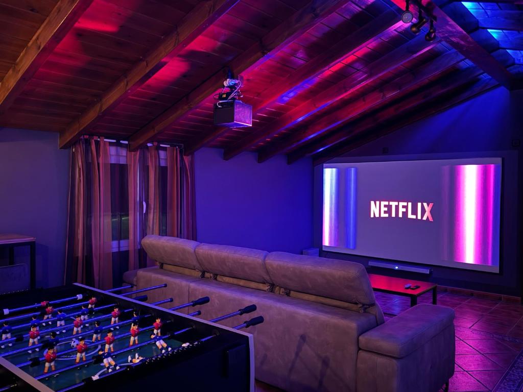 Televízia a/alebo spoločenská miestnosť v ubytovaní Chalet El Parral - Piscina y Sala de Cine