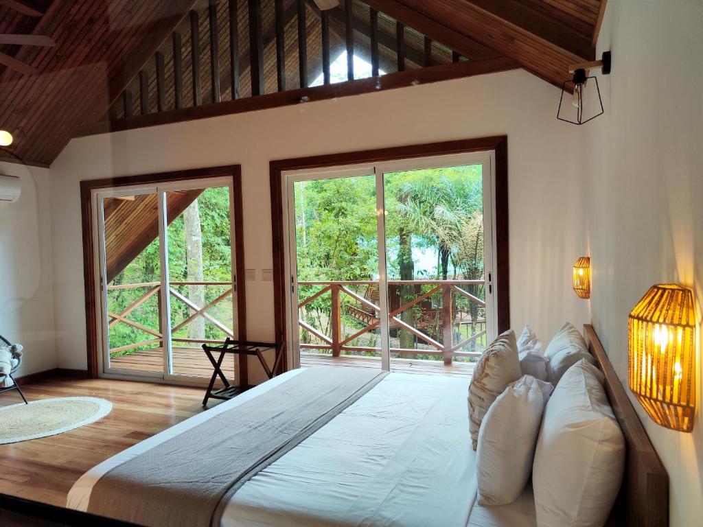 Postel nebo postele na pokoji v ubytování Gaia Nature Lodges at Bluff Beach
