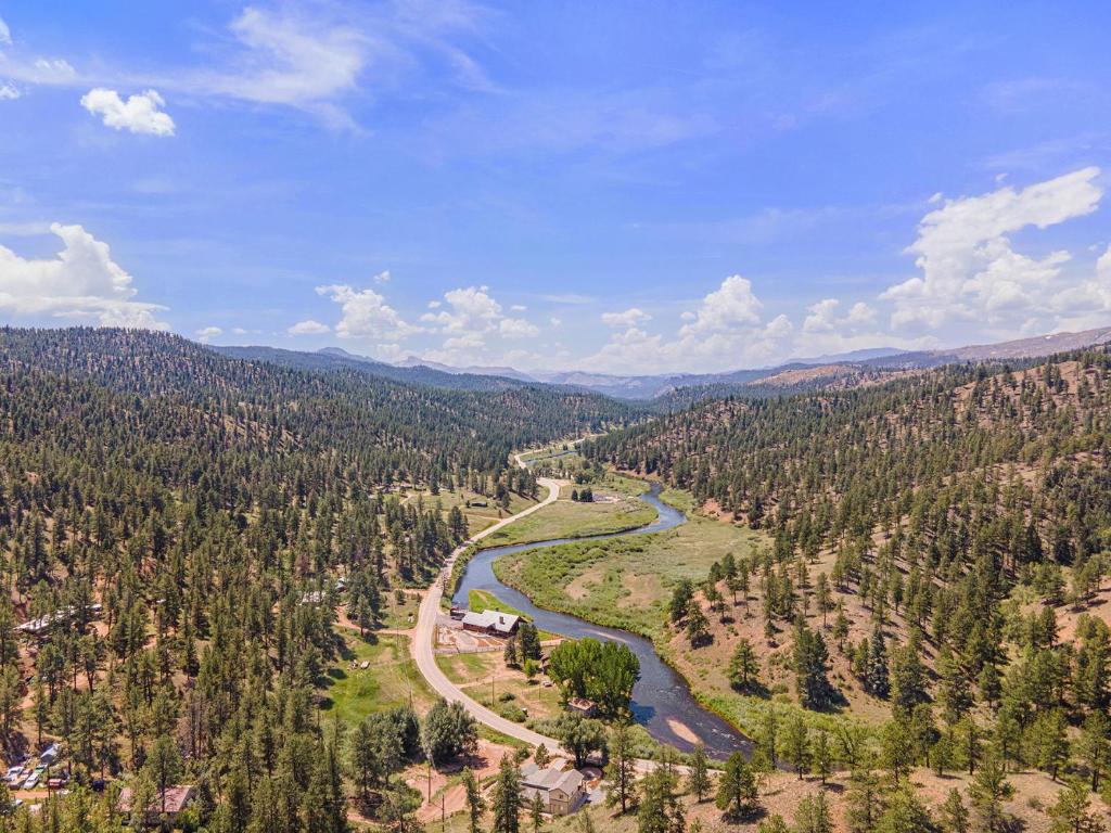 una vista aérea de un río en un bosque en Welcome! 4 bedroom (6 bed) 3 bath River House 