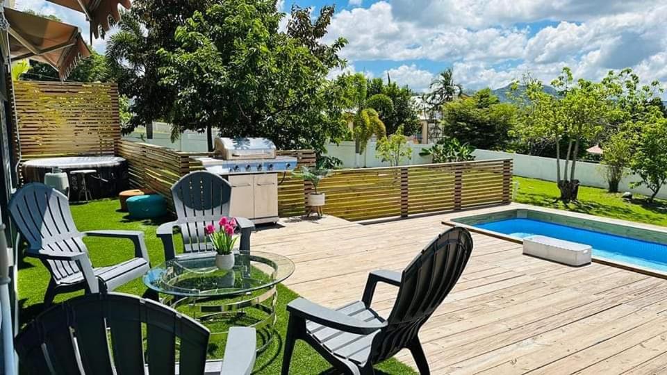Villalba的住宿－PARAISOS DE GABRIELA，一个带桌椅的庭院和一个游泳池