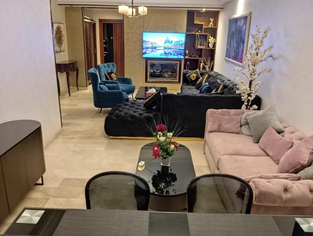 - un salon avec un canapé et une table dans l'établissement Appartement à Casablanca de luxe, à Casablanca