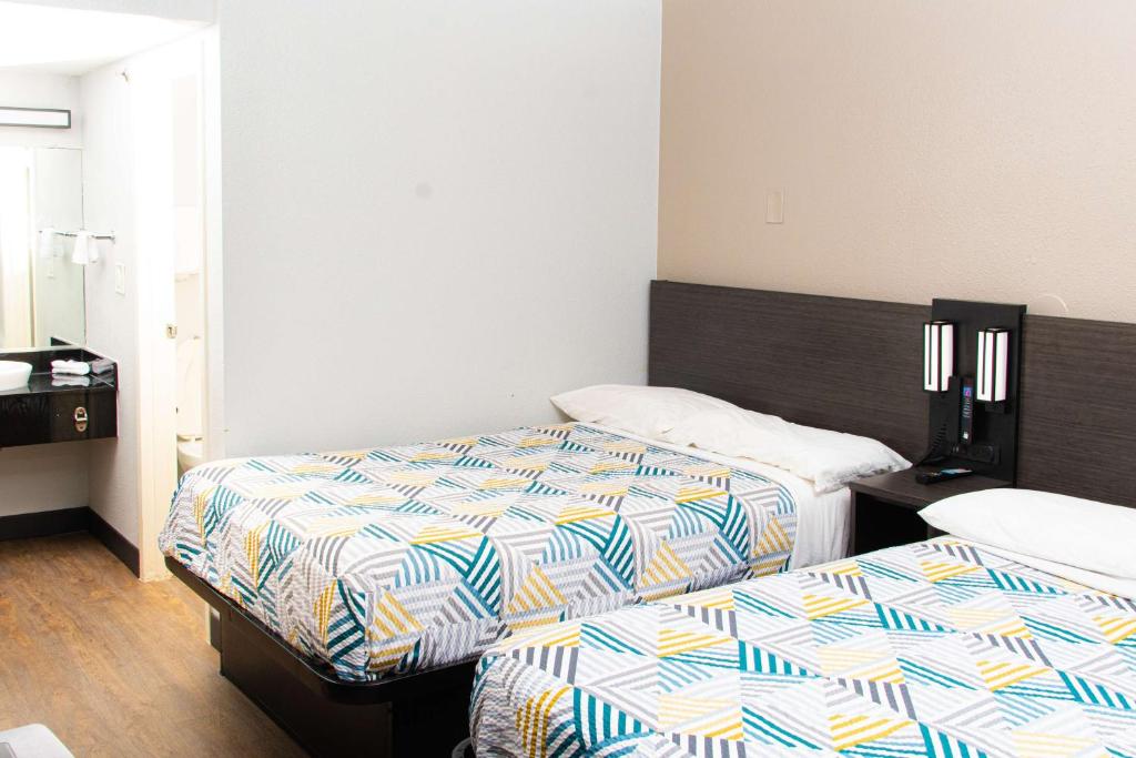Postel nebo postele na pokoji v ubytování Motel 6-Lantana West Palm Beach, FL
