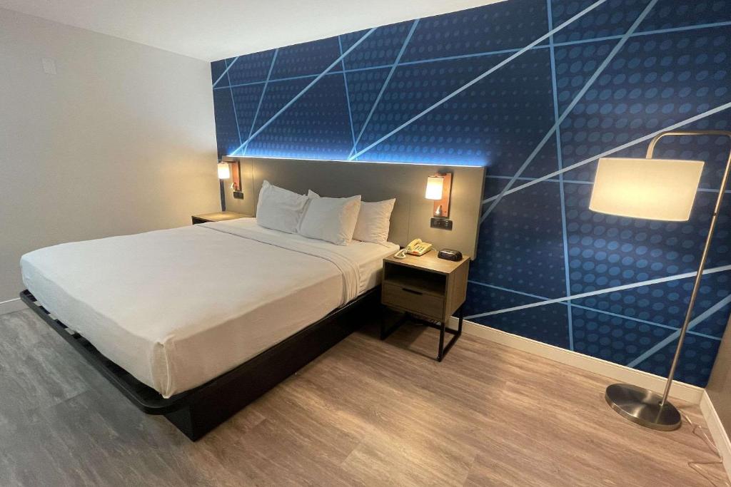 Säng eller sängar i ett rum på Rodeway Inn & Suites Salt Lake City Downtown