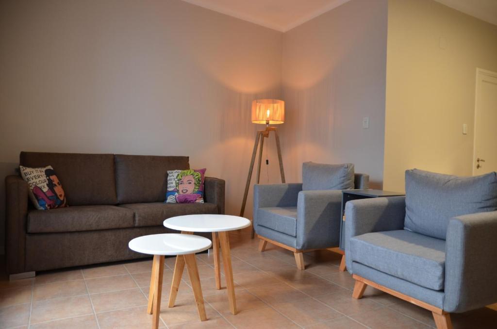 RenovAR في ميندوزا: غرفة معيشة مع أريكة وكرسيين وطاولة