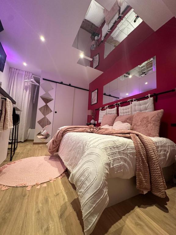 ein Schlafzimmer mit einem großen Bett mit lila Wänden in der Unterkunft Honey Room22 in Saint-Brieuc