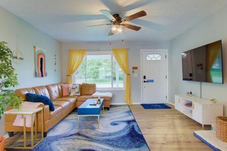 Cozy Updated Home W Rec Room & Large Backyard في كانتون الشمالية: غرفة معيشة مع أريكة ومروحة سقف