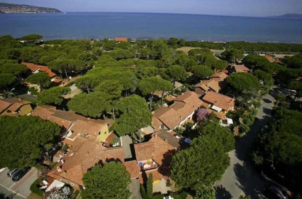 une vue aérienne sur une maison arborée dans l'établissement Casa Giannella, a due passi dal mare, à Giannella