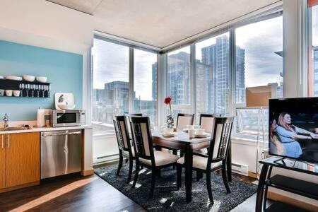 Speechless In Seattle - #1 Location - 2BR - Free Parking - VR1 في سياتل: غرفة طعام مع طاولة وكراسي ونوافذ