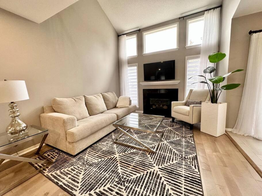uma sala de estar com um sofá e uma mesa em B’s King Suite em Ottawa