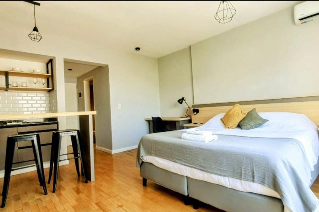 ein Schlafzimmer mit einem großen Bett und einem Schreibtisch in der Unterkunft Caseros Suite!! Hermoso Apart en Corredor turistico de Salta!! in Salta