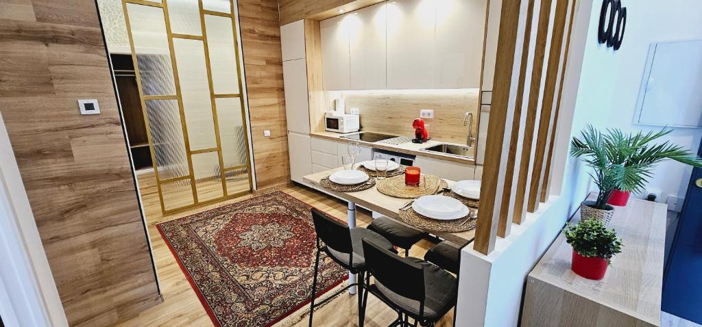 a small kitchen with a table and a sink at Gran apartamento ideal grupos muy cerca Barcelona in Badalona