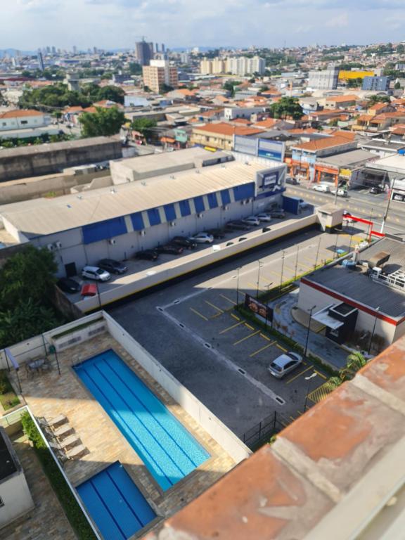 einem Luftblick auf ein Gebäude mit einem Pool in der Unterkunft Apto 8° andar, 4 min do shopping. in São Paulo