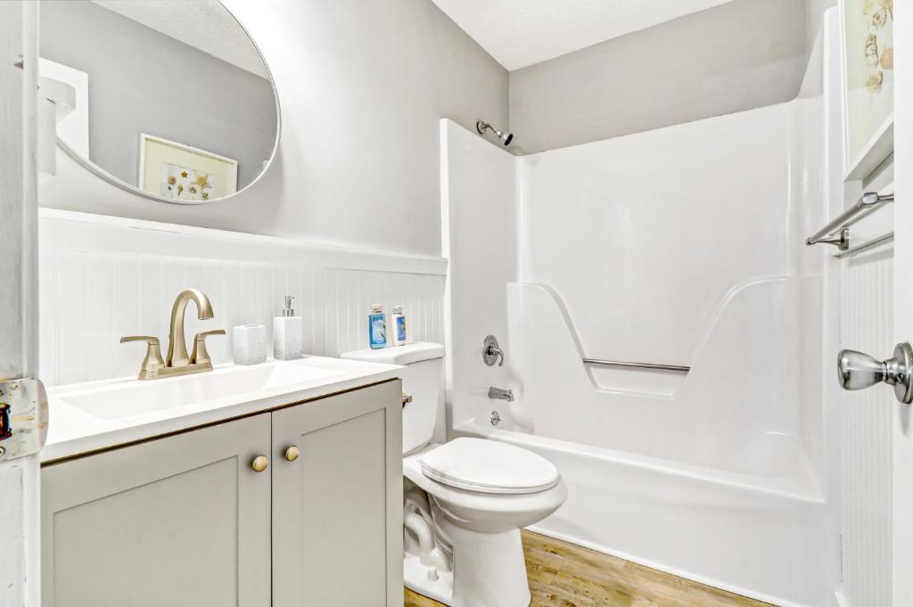 Baño blanco con lavabo y espejo en Spa at Port Royal Sound 3237, en Hilton Head Island