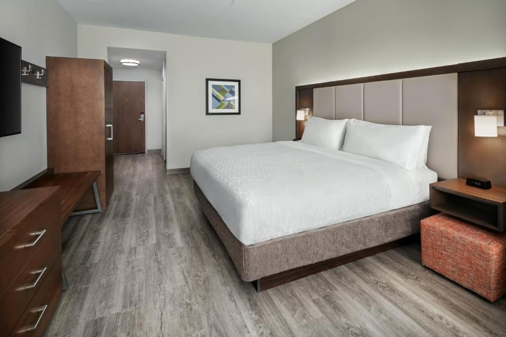 Postel nebo postele na pokoji v ubytování Holiday Inn Express & Suites Midland Loop 250 by IHG