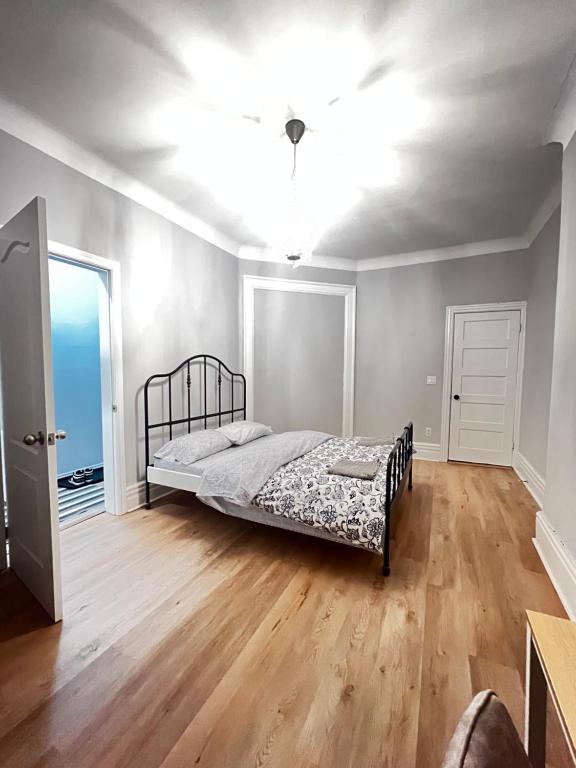 1 dormitorio con 1 cama y ventilador de techo en O Canada Guest House en Toronto