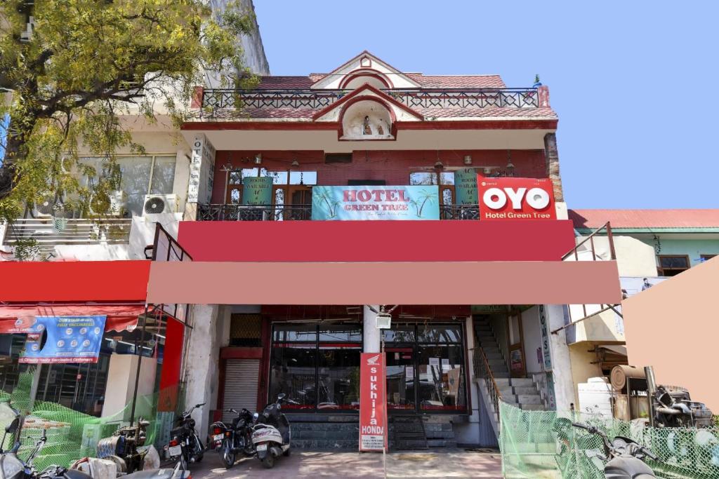 a building with motorcycles parked in front of it at OYO Flagship 87525 Hotel Green in Kālka