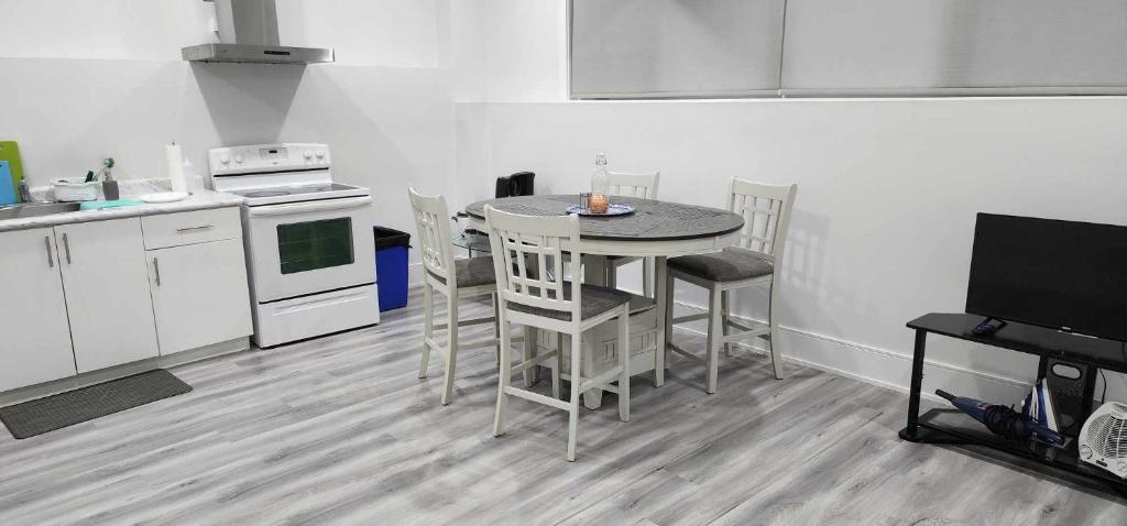 - une cuisine avec une table et des chaises dans la chambre dans l'établissement Scarborough New 2-Bedroom Basement, à Toronto