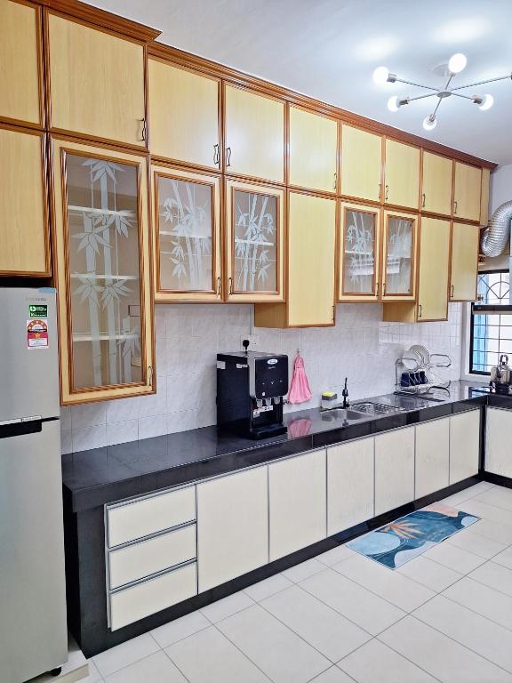 Kuchyň nebo kuchyňský kout v ubytování 23 Sri Kluang HomeStay - Up to 15pax