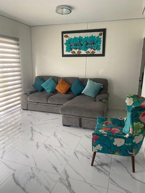 Hotel Apartamento en planta baja, a living room with a couch and a chair at Apartamento en planta baja in Acapulco