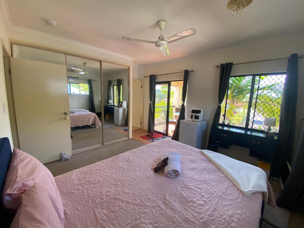 White Rock的住宿－Master Ensuite and private balcony，卧室配有粉红色的床和镜子