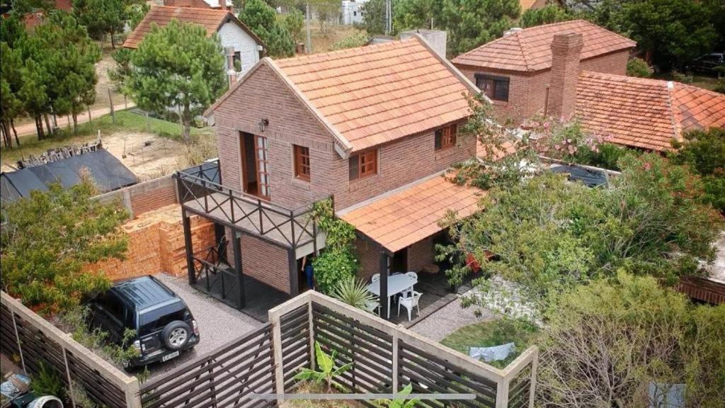 una casa con un coche aparcado delante de ella en Girasoles Punta del Diablo en Punta del Diablo