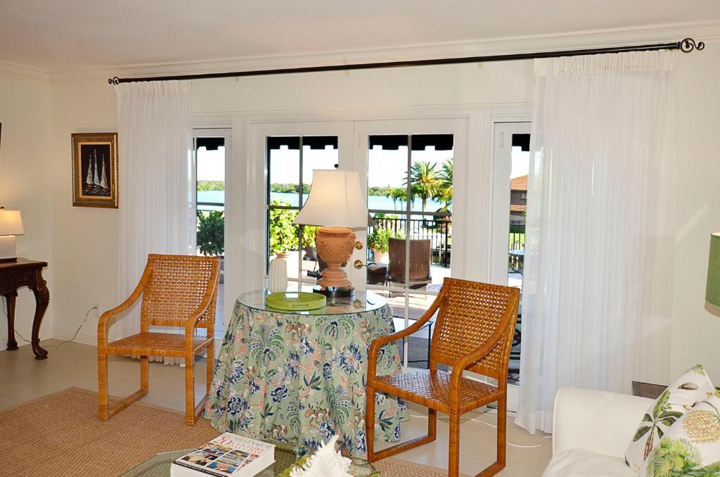 sala de estar con mesa y 2 sillas en Royal Palm Penthouse #5, en Vero Beach