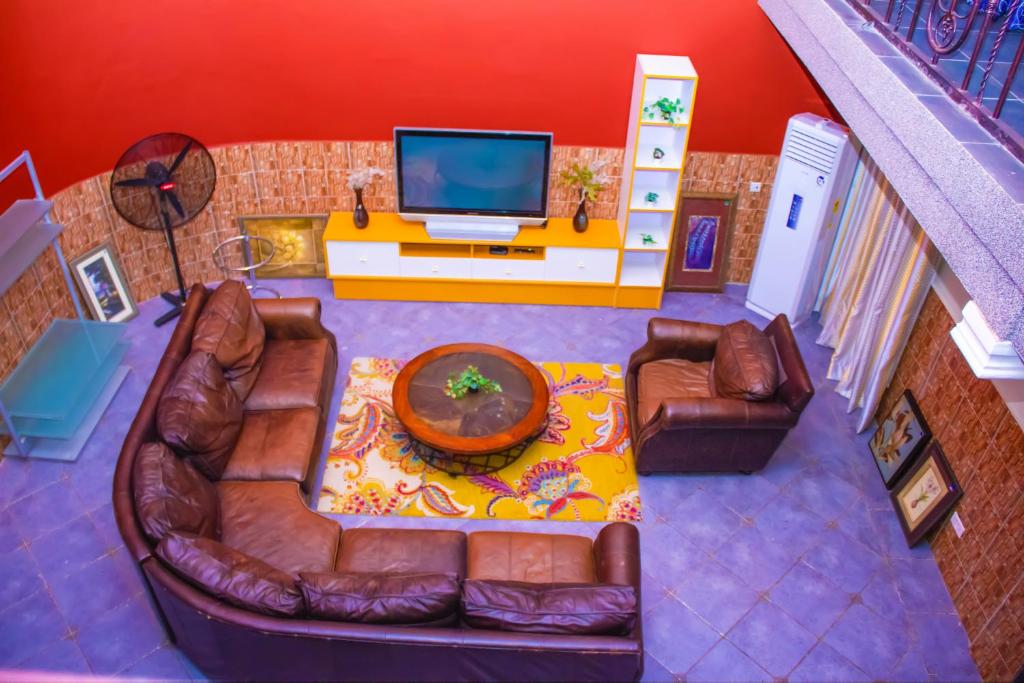 un soggiorno con divano e TV di Salma's Place 