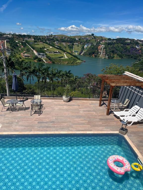 View ng pool sa Chácara Gama em condomínio Igarata-SP - Jacuzzi com hidromassagem, piscina e sauna o sa malapit