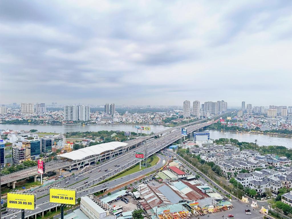 uma vista superior de uma cidade com uma ponte em 2 Bedrooms in Landmark area em Ho Chi Minh