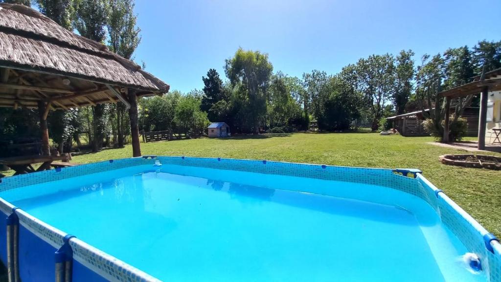 una gran piscina azul en un patio en Liland en Capilla del Señor