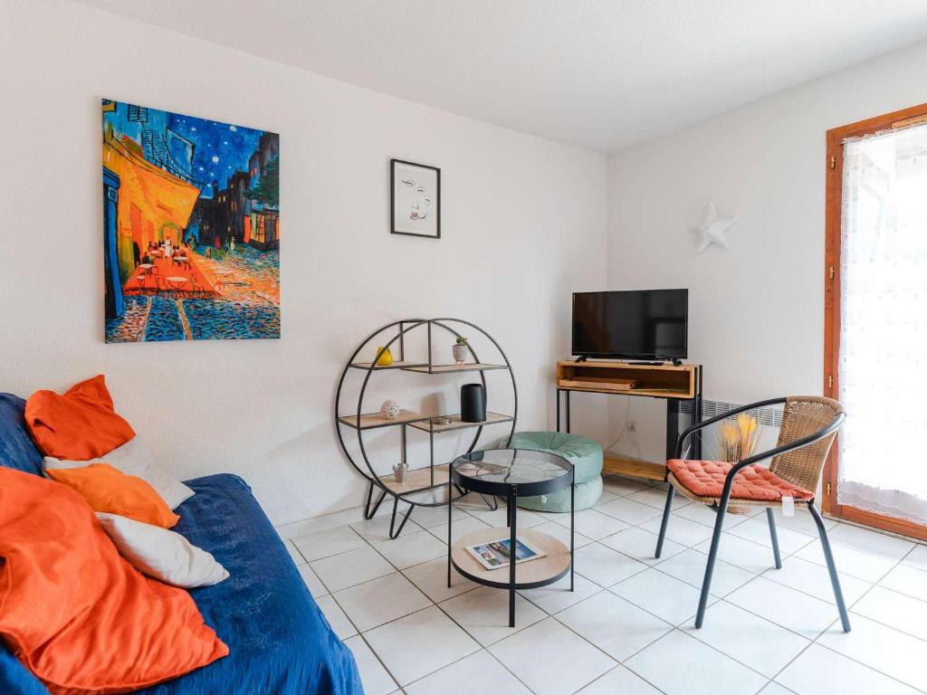 un salon avec un canapé bleu et une table dans l'établissement Pavillon 3 pièces proche plage avec terrasse et parking privé - FR-1-409-185, à Narbonne