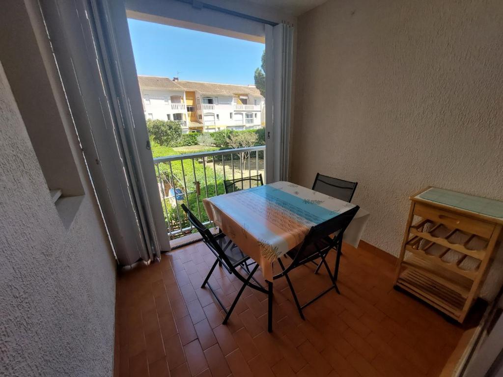 Cette chambre dispose d'un balcon avec une table et des chaises. dans l'établissement Studio Cabine pour 4, Proche Plage, Commerces et Parking Privé - FR-1-776-63, à Argelès-sur-Mer